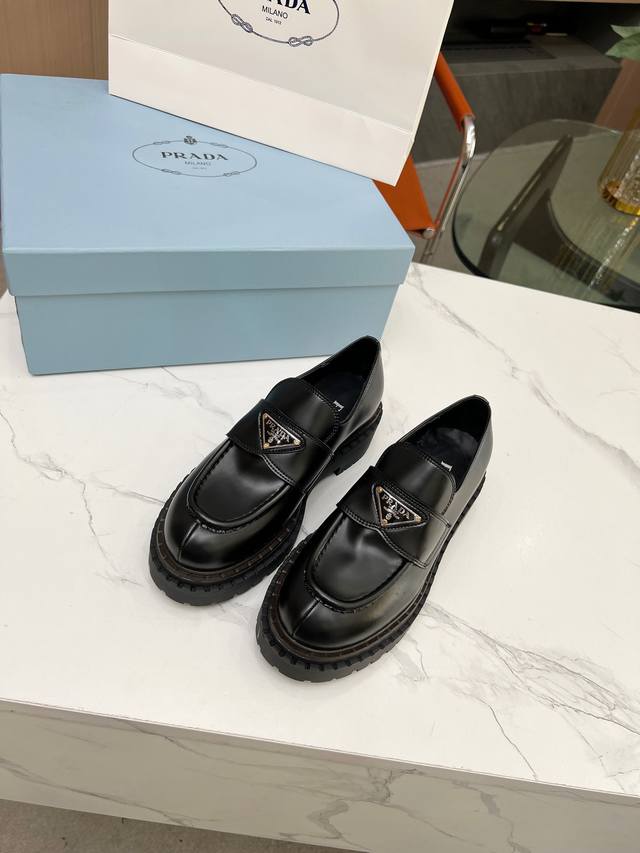 Prada* P: 女款size ：35-40 41可订做 新品普拉达2024秋冬走秀款乐福鞋，太古汇原版购入爆拆复刻 鞋子上脚很轻便，走路舒适度都很赞 运用三